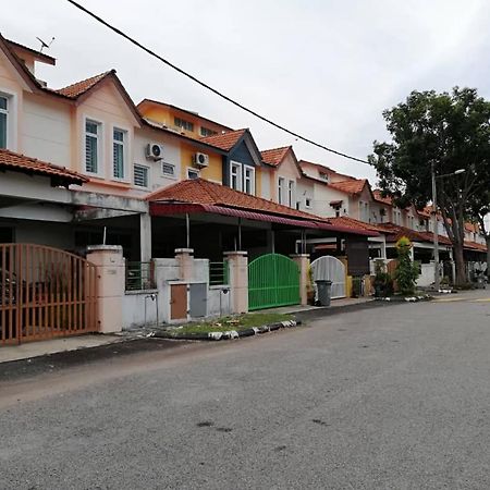 Faeyz Homestay Pertam Jaya Malacca Exterior foto